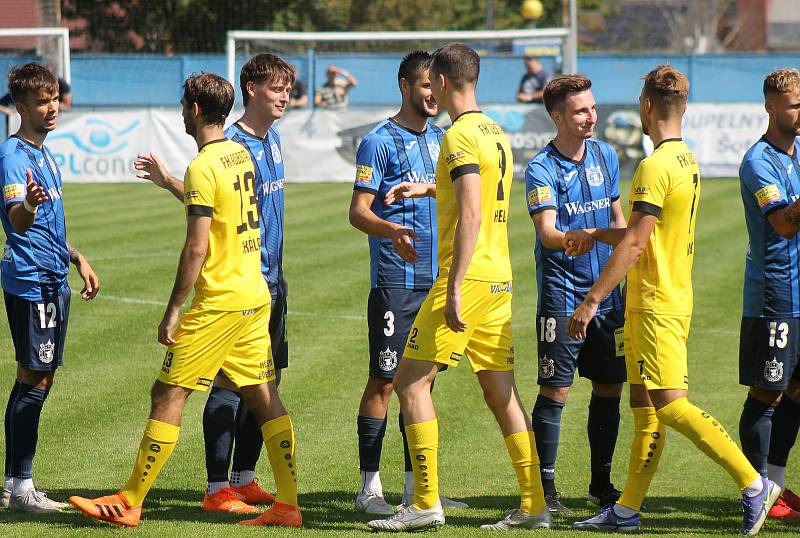 5. kolo FORTUNA ČFL, skupina A: FK ROBSTAV Přeštice (na snímku fotbalisté ve žlutých dresech) - TJ Jiskra Domažlice (modří) 5:1 (2:0).