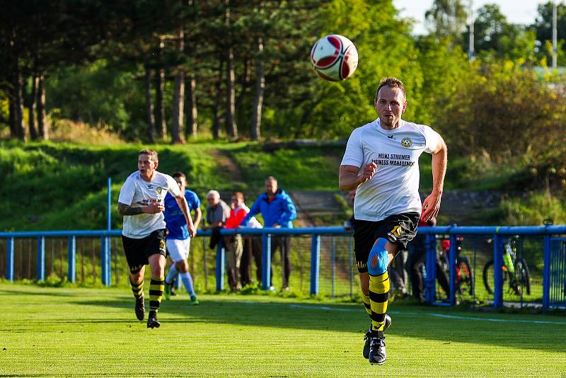 8. kolo krajského přeboru: SK Rapid Plzeň (na snímku hráči v modrých dresech) - FC Chotíkov 1932 1:2 (0:1).