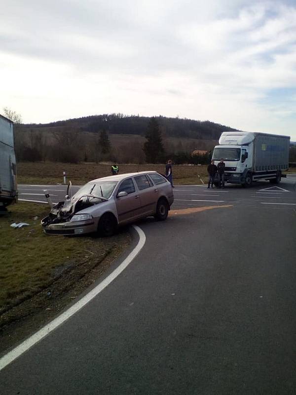 V pondělí ráno bouralo u Kokořova nákladní auto s osobním.