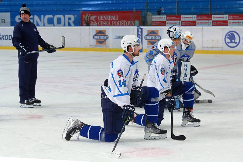 Slovenský hokejista Peter Čerešňák, bek plzeňské extraligové Škodovky, přivezl na čtvrteční trénink ukázat bronzovou medaili z Olympijských her v Pekingu.