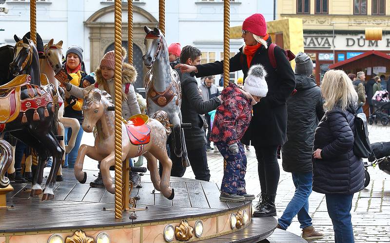 Stovky lidí se vypravily na Štědrý den do centra Plzně, kde si mohli vyzvednout od skautů Betlémské světlo.