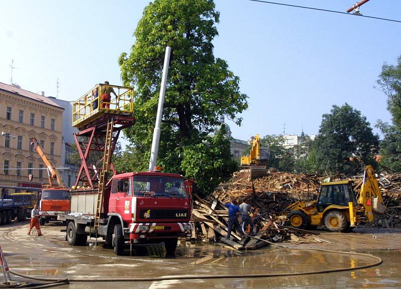 31. srpna 2002, stavba nového trakčního vedení pro tramvaje v prostoru U Zvonu