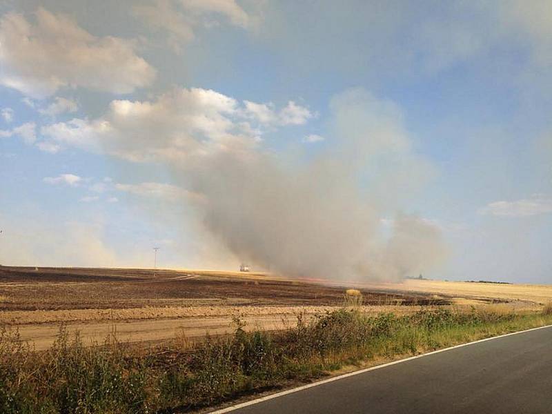 Požár pole a lesa u Horního Hradiště na severním Plzeňsku