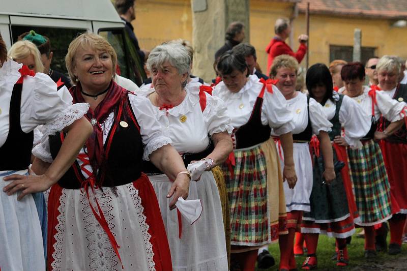 Během prodlouženého víkendu se v Chotěšově konaly oblíbené staročeské máje, které vyvrcholily nedělním průvodem, který došel do zahrady zdejšího kláštera.