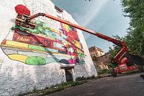 Z festivalu Street Art WALLZ No. 4 v Plzni. Zeď Waldorfské školy v Husově ulici rozzářil barvami Tomáš Junker alias Pauser se svými kolegy z olomoucké crew BFAM.