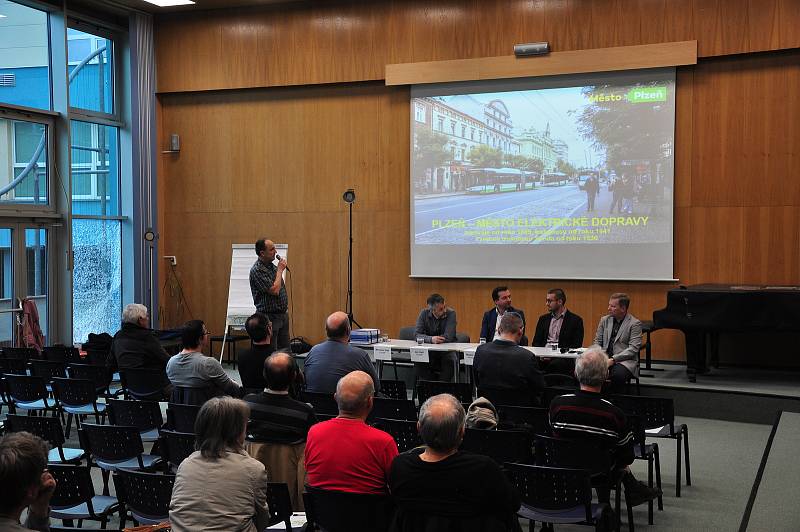 Veřejné projednání projektu nových trolejbusových tratí na Gymnáziu F. Křižíka v Plzni.