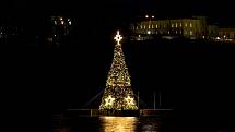 Rozsvícený vánoční strom na hladině Borské přehrady.