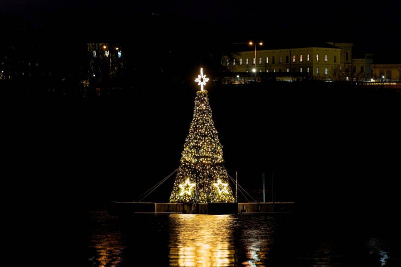 Rozsvícený vánoční strom na hladině Borské přehrady.