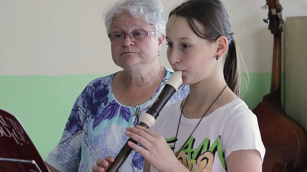 Markéta Klencová hraje na  altovou flétnou za přítomnosti učitelky Edity Koukolíkové v ZUŠ Chválenická