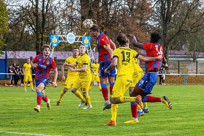 13. kolo FORTUNA ČFL, skupina A: FK ROBSTAV Přeštice (na snímku fotbalisté ve žlutých dresech) - FC Viktoria Plzeň B 1:2 (1:1).