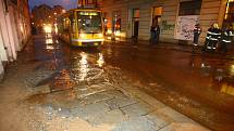 Centrum Plzně ochromila ve čtvrtek odpoledne jedna z největších havárií vody za poslední roky.