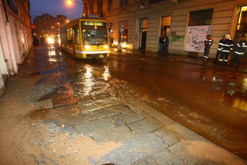 Centrum Plzně ochromila ve čtvrtek odpoledne jedna z největších havárií vody za poslední roky.