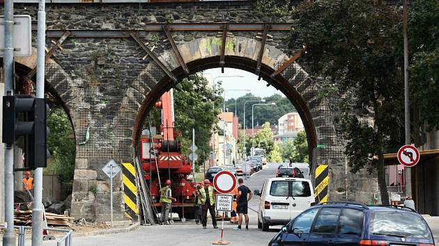 Mohylová ulice bude stále otevřena jen pro autobusy veřejné dopravy a také pro vozy Integrovaného záchranného systému, ostatní řidiči se místu musí vyhnout.