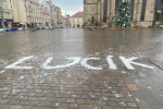 Neznámý vandal pomaloval chodník na náměstí Republiky