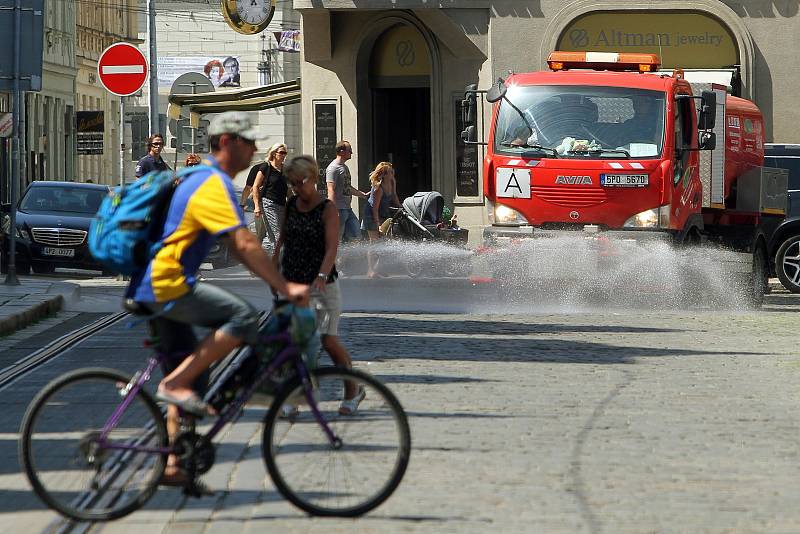 Kropicí vůz kropí komunikace v centru západočeské metrolpole. Na snímku náměstí Republiky.