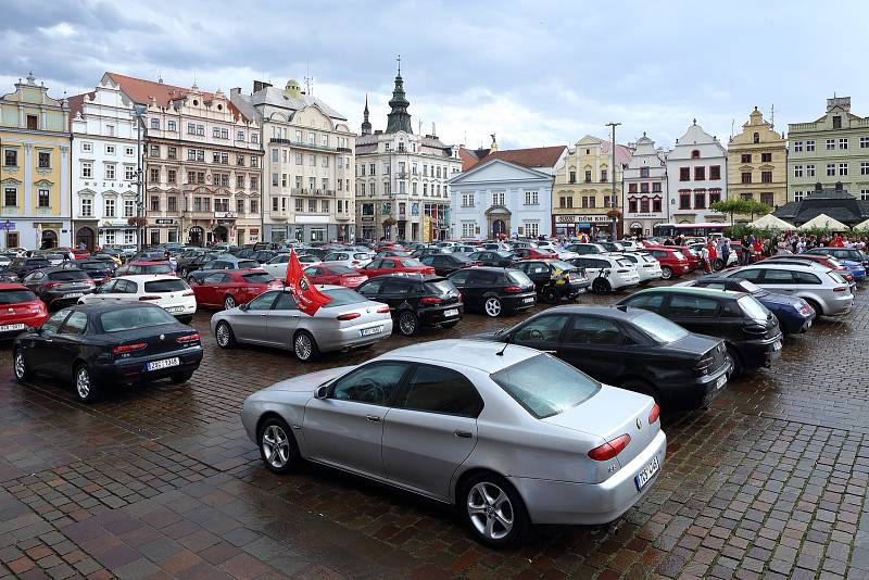 Sraz automobilů značky Alfa Romeo na náměstí Republiky v Plzni.