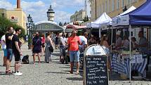 Návštěvníci gastrofestivalu Street Food Plzeň v pivovaru Prazdroj mohli ochutnat ze široké nabídky asijských specialit, čerstvých ryb, šťavnatých burgerů, tradičních pokrmů z dalekých zemí, ale i sladkých dezertů a plzeňského piva.