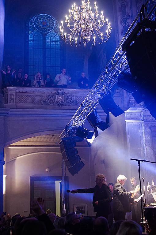 Rockové legendy zazpívaly ve Velké synagoze. Na snímku John Lawton