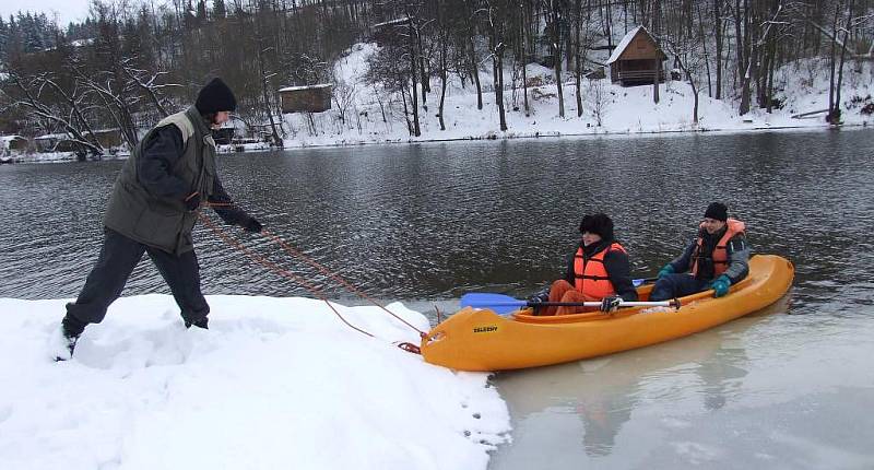 Dvanáct dobrovolníků, převážně členů Dobrovolného ekologického spolku ochrany ptactva (DESOP), se o víkendu zapojilo do projektu mezinárodního sčítání vodního ptactva