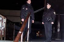 Lochotínští strážníci kontrolují během noční služby prostory kolem nočního klubu Aréna. 