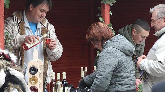 Svatomartinská vína, vlněné ponožky, staročeská jídla nebo flašinetář v uniformě z první světové války. To jsou některá lákadla, která nabízí Martinské trhy na náměstí Republiky v Plzni