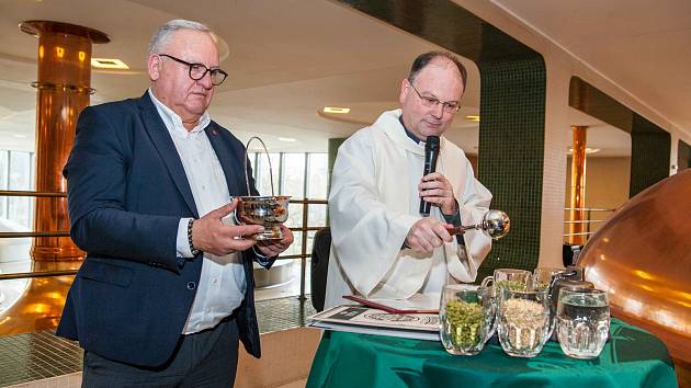 Generální vikář Jakub Holík žehná velikonoční várce ležáku Pilsner Urquell pro papeže. Na snímku je s ním plzeňský sládek Václav Berka.