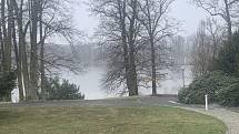 Do všech zákoutí parku na Kozlu je vstup zdarma. Trávníky, rybník nebo vzrostlé stromy tu v sobotu obdivovaly desítky lidí, i přes sychravé počasí se sněhem.