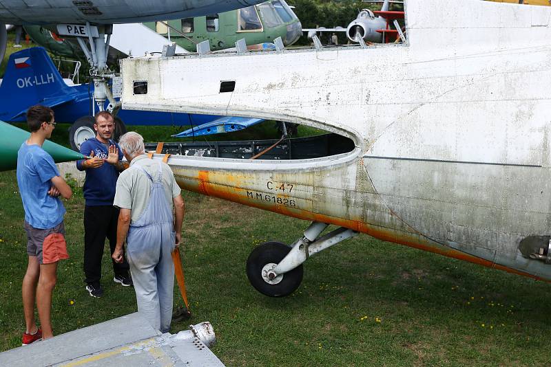 Zakladatel muzea Karel Tarantík u trupu letadla Dakota C47, což je vojenská dopravní a cargo verze legendárního letadla Douglas DC 3. Letadlo získal z Itálie a po sestavení jednotlivých částí jej hodlá zpřístupnit veřejnosti.