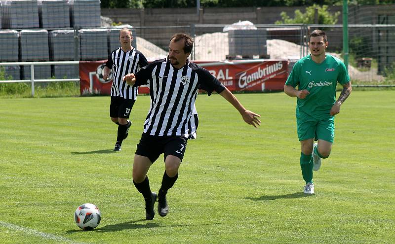 Z archivu: Fotbalisté plzeňského Smíchova (černobílí) se v nováčkovské sezoně I. A třídy zatím hledají. Ve třech zápasech totiž získali jediný bod.