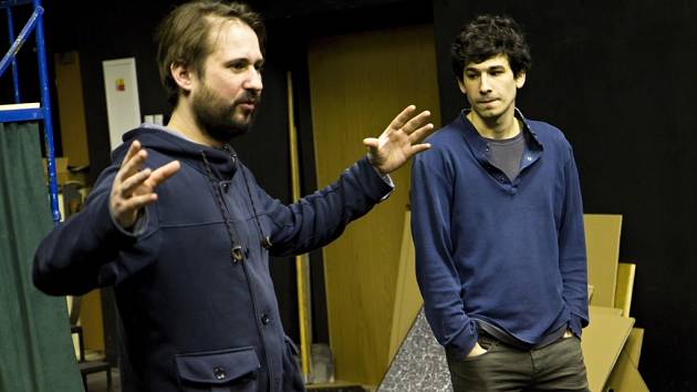 Režisér Jakub Vašíček (vlevo) spolu s Milanem Hajnem, představitelem podporučíka Vitáska, při zkoušce inscenace Spadla klec!