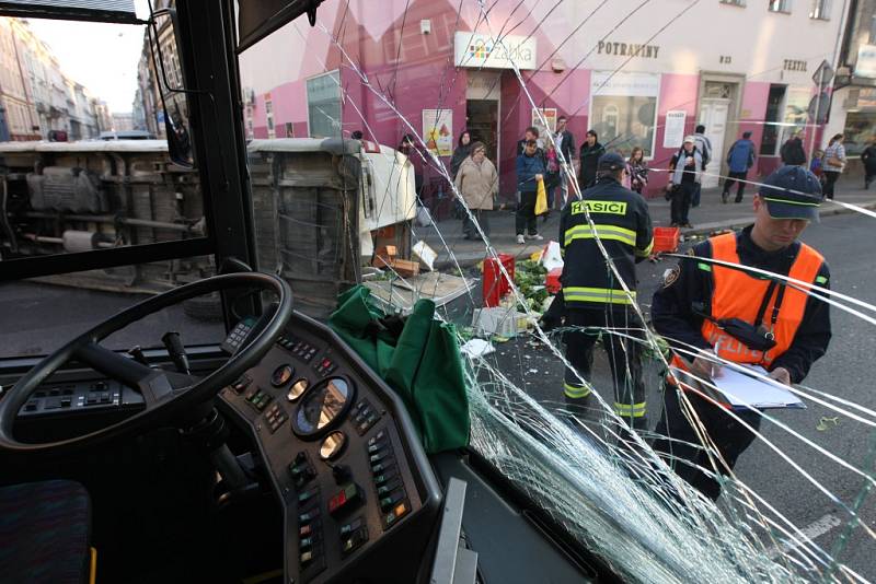 V odpoledních hodinách došlo k nehodě trolejbusu a dodávky na rohu ulic Tylova a Skrétova. Náraz dodávku převrátil na bok. Trolejbusová doprava musela být v tomto místě zastavena