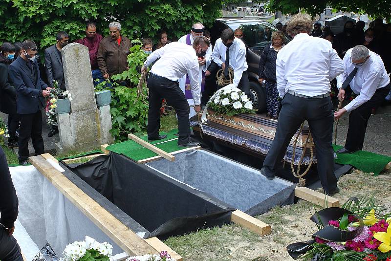 Rodina a blízcí se v pátek rozloučili s oběťmi tragické dopravní nehody osobního auta a vlaku u Kamenného Újezdu na Plzeňsku. Poslední rozloučení proběhlo na hřbitově v Nýřanech.