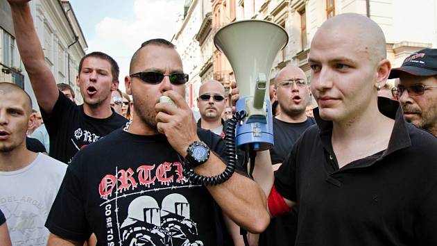 Tomáš Ortel (vlevo) v čele průvodu protiromské demonstrace v roce 2013 v Plzni.