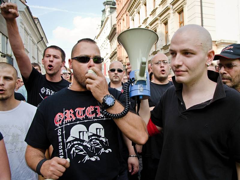 Tomáš Ortel (vlevo) v čele průvodu protiromské demonstrace v roce 2013 v Plzni.