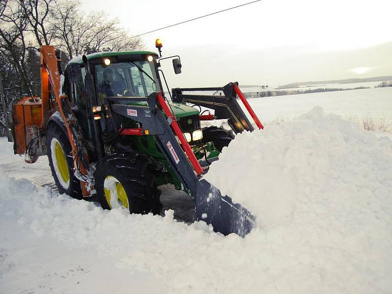 Silničáři likvidovali sníh na zcela uzavřené silnici mezi Heřmanovou Hutí a Lochousicemi