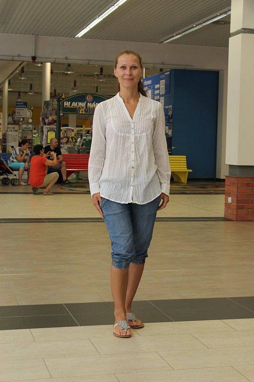 Alena Kosová přišla v pohodlných džínových kraťasech, bílé halence a žabkách. 