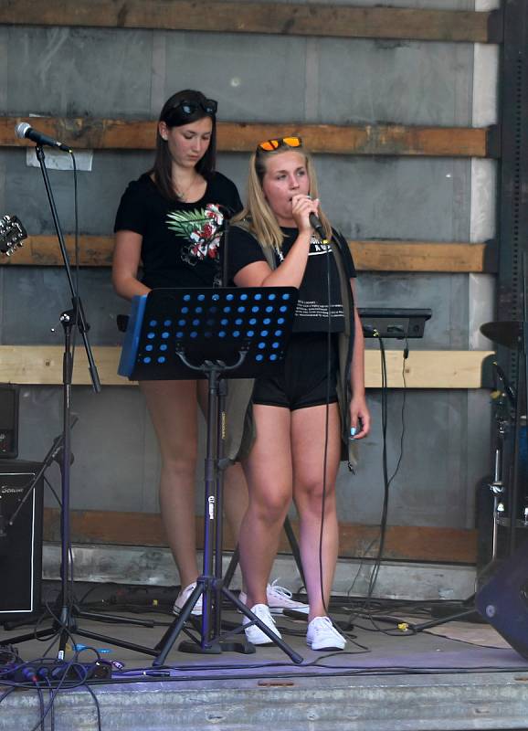 Rockový festival v areálu U Mže přilákal desítky posluchačů.