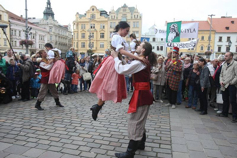 Největší událost v porevoluční éře divadla. Tak se mluví o otevření Nového divadla v Plzni. Budovy za 880 milionů korun, která v uplynulých letech budila velké vášně