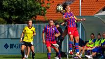 5. kolo 1. ligy žen: FC Viktoria Plzeň (na snímku fotbalistky v červenomodrých dresech) - AC Sparta Praha 1:3 (0:1).