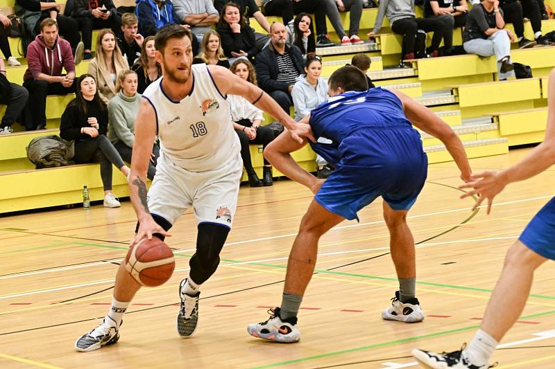 Basketbalisté Plzně (v bílém) v utkání s týmem SP Basket.