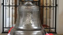 Nový zvon Václav je k vidění přímo v kostele.