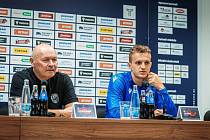 Trenér Viktorie Miroslav Koubek se záložníkem Janem Kopicem na tiskové konferenci před utkáním s Tobolem Kostanaj.