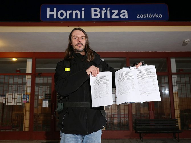 Robert Trnka s peticí za zachování železniční stanice Horní Bříza zastávka