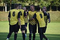Novým lídrem druhé nejvyšší krajské soutěže (I. A třída) jsou fotbalisté Horšovského Týna (na archivním snímku hráči ve žluto-černých dresech).