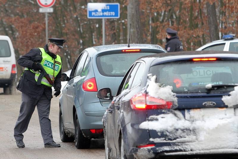 Policisté pátrají po ozbrojeném pachateli, který přepadl ve Zruči-Senci poštu