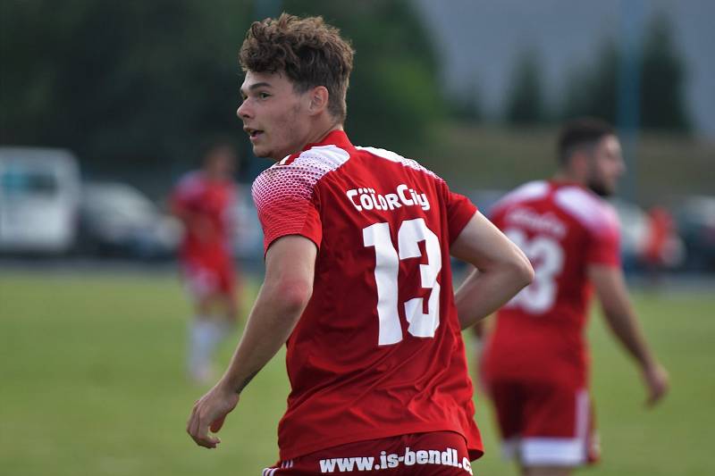 2. kolo FORTUNA divize A: SK SENCO Doubravka (žlutí) - SK Petřín Plzeň (hráči v červených dresech) 3:3 (1:1).