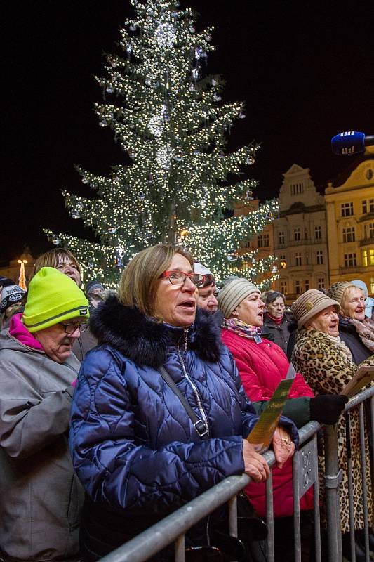 Česko zpívá koledy - náměstí Republiky v Plzni