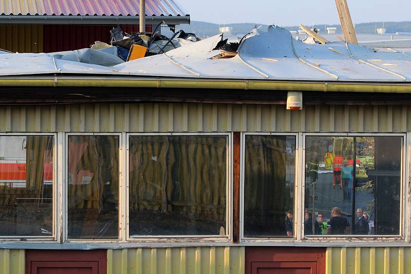 Vyšetřování nehody čtyřmístného vrtulníku Robinson, který se zřítil na nevyužívanou výrobní halu v plzeňské čtvrti Nová Hospoda poblíž Domažlické ulice.