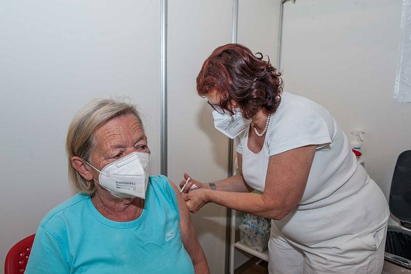 Očkování ve velkokapacitním centru v Plzni.