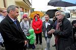 Deník vyvezl politiky mezi občany. Mluvilo se o ubytovnách, průmyslových halách i dopravní situaci. Během cesty politici odpovídali na řadu otázek